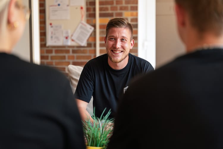 Ein Pädagoge der WIRO im Gespräch mit Jugendlichen.