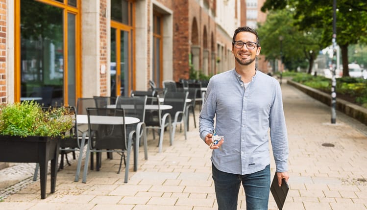 Ein Verwalter von Gewerbeimmobilien geht in der Lange Straße auf die Kamera zu.