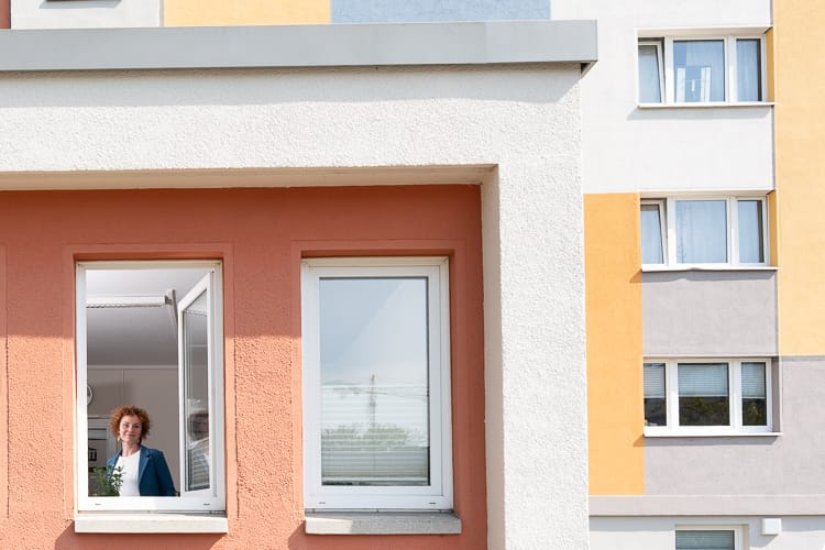Die Verwalterin eines WIROtel Jugendwohnheims blickt aus dem Fenster ihres Büros