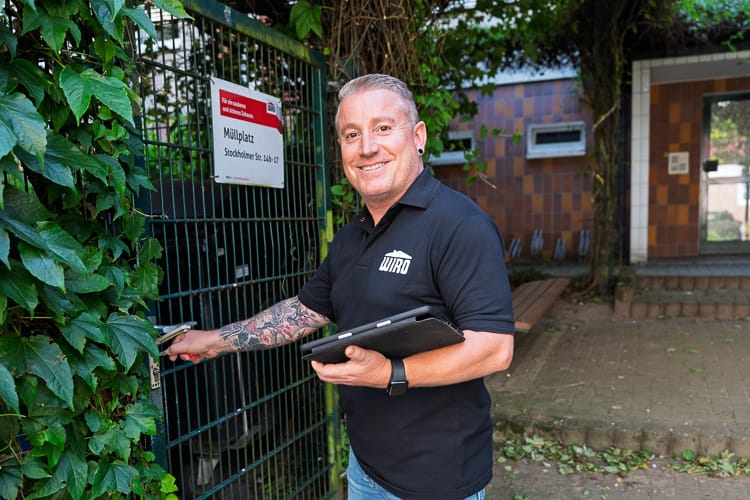 Wohnungsverwalter kontrolliert die Verkehrswege einer Wohnanlage.